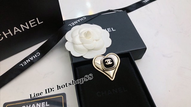 Chanel專櫃新款飾品胸花 香奈兒黑愛心胸針 zgb1503